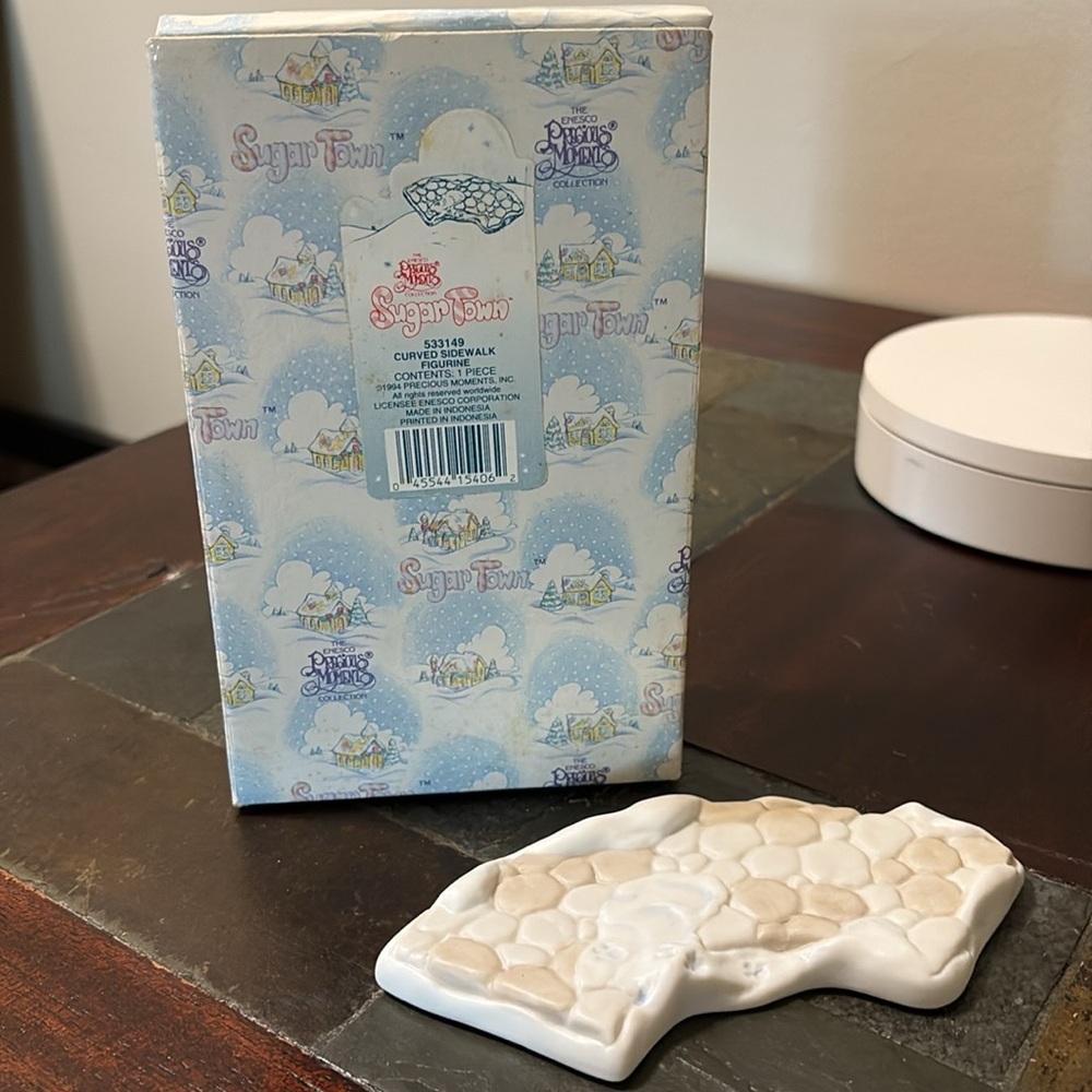 1994 Sugar Town Stone Curved Sidewalk -